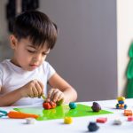 Melatih kreativitas anak