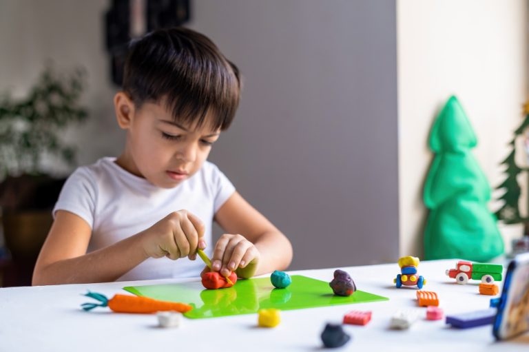 Melatih kreativitas anak